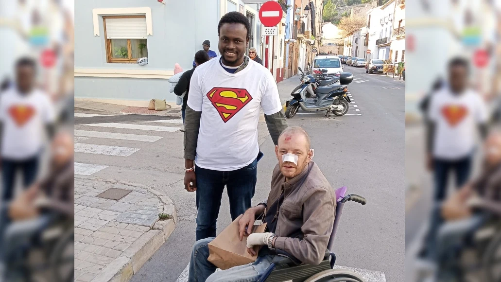 Gorgui Lamine junto al hombre que rescató