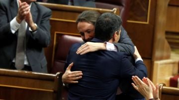 Caluroso abrazo entre Pablo Iglesias y Pedro Sánchez