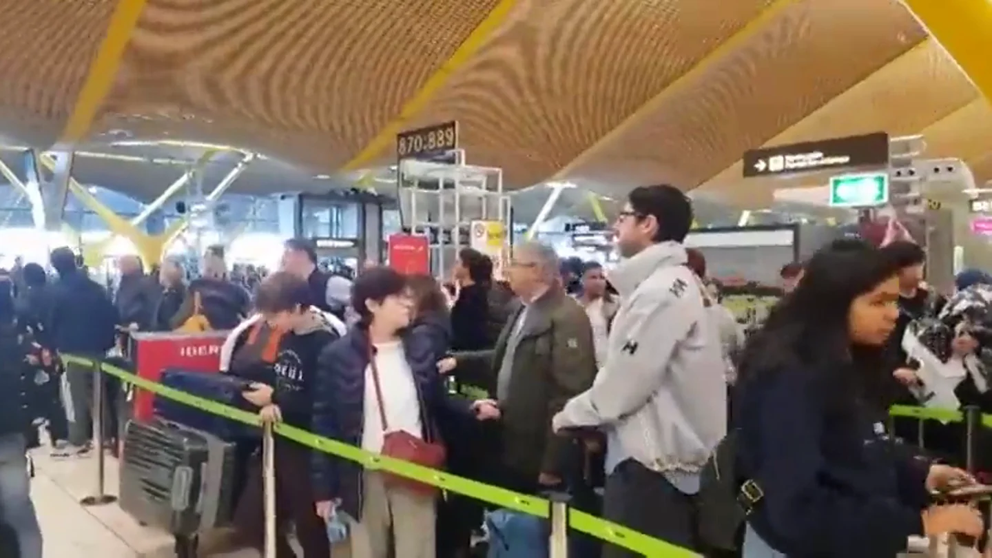 Indignación entre los pasajeros de Iberia en Madrid por los retrasos en la facturación: "Es una vergüenza" Indignación entre los pasajeros de Iberia en Madrid por los retrasos en la facturación: "Es una vergüenza"