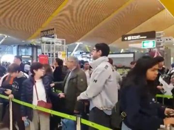 Indignación entre los pasajeros de Iberia en Madrid por los retrasos en la facturación: "Es una vergüenza" Indignación entre los pasajeros de Iberia en Madrid por los retrasos en la facturación: "Es una vergüenza"