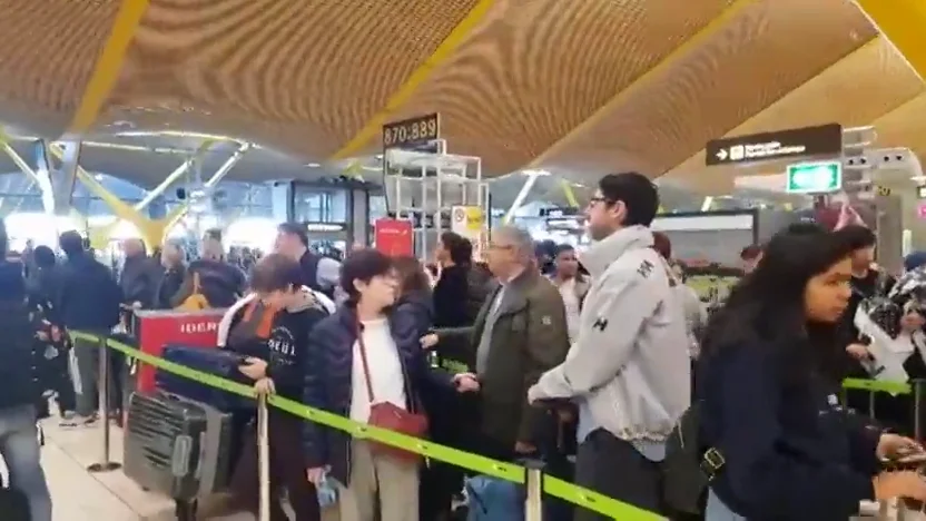 Indignación entre los pasajeros de Iberia en Madrid por los retrasos en la facturación: "Es una vergüenza"