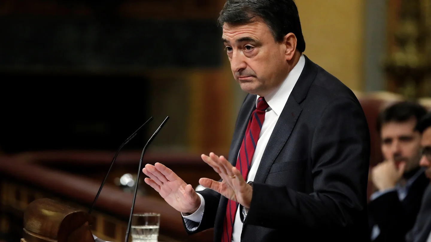 El portavoz del PNV, Aitor Esteban, durante su intervención ante el pleno El portavoz del PNV, Aitor Esteban, durante su intervención ante el pleno
