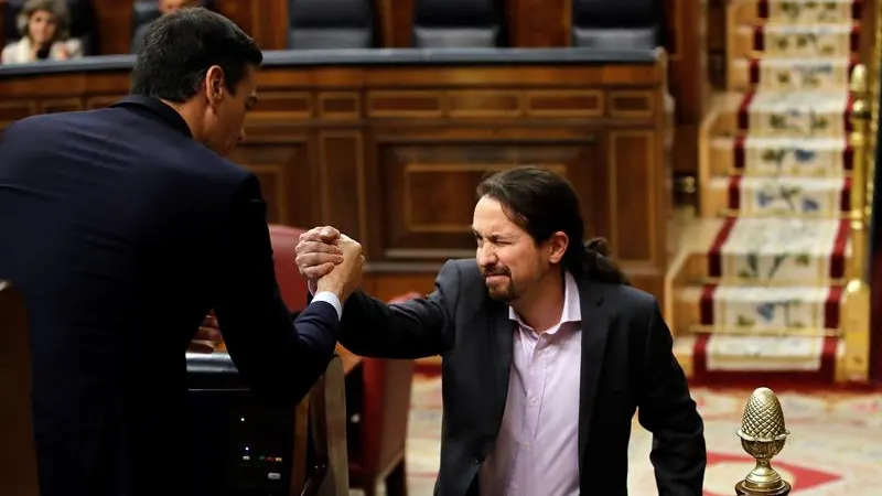 Iglesias saluda a Pedro Sánchez. 