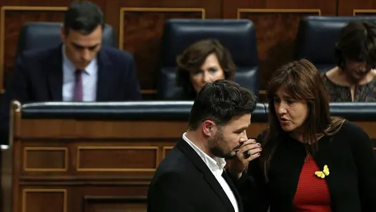 El portavoz de ERC, Gabriel Rufián, conversa con la portavoz de JxCat, Laura Borrás El portavoz de ERC, Gabriel Rufián, conversa con la portavoz de JxCat, Laura Borrás