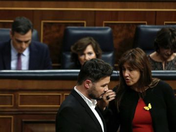 El portavoz de ERC, Gabriel Rufián, conversa con la portavoz de JxCat, Laura Borrás El portavoz de ERC, Gabriel Rufián, conversa con la portavoz de JxCat, Laura Borrás