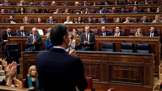 Pedro Sánchez, de espaldas durante su sesión de investidura Pedro Sánchez, de espaldas durante su sesión de investidura
