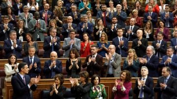 La bancada del PSOE aplaude a Pedro Sánchez en el Congreso