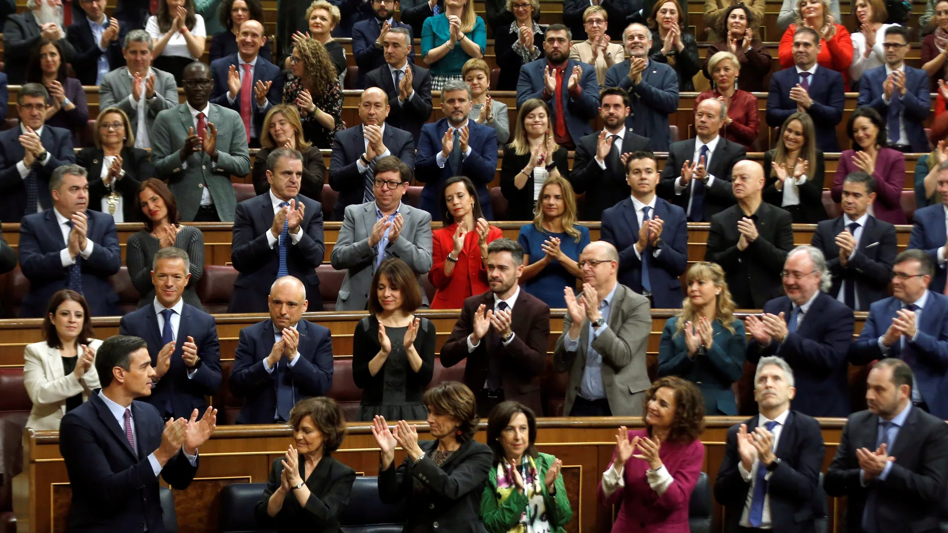 La bancada del PSOE aplaude a Pedro Sánchez en el Congreso