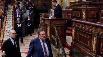 El presidente de Vox, Santiago Abascal, interviene ante el pleno mientras varios diputados abandonan el hemiciclo del Congreso