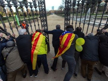 Los manifestantes abren la verja que rodea el Parlament en el Parc de la Ciutadella Los manifestantes abren la verja que rodea el Parlament en el Parc de la Ciutadella