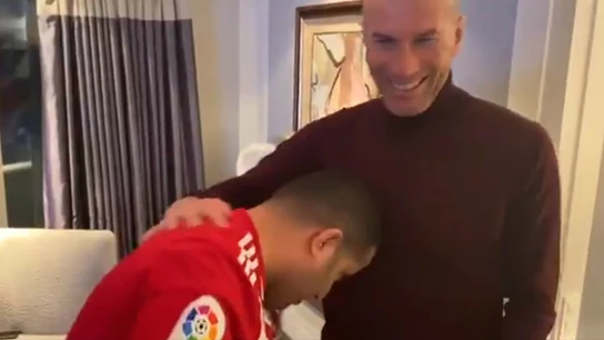El jeque del Almería le da un cabezazo a Zidane El jeque del Almería le da un cabezazo a Zidane