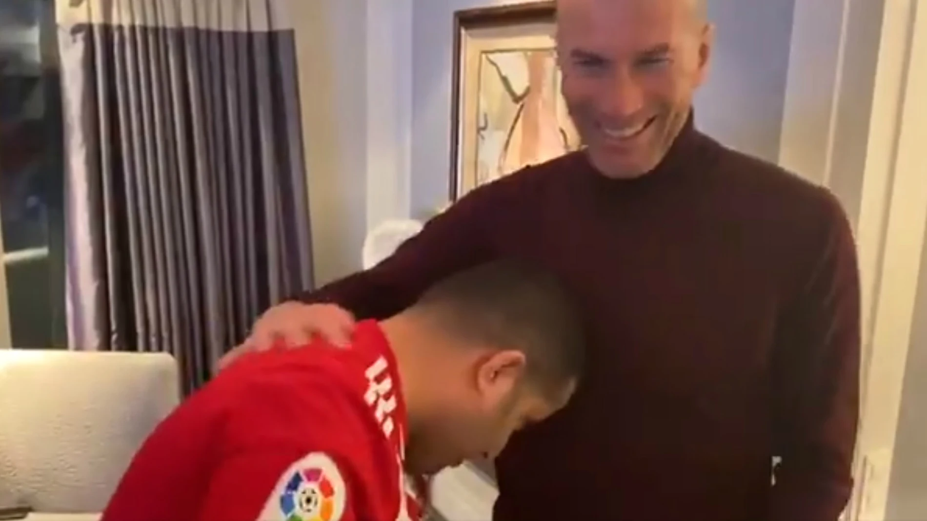 El jeque del Almería le da un cabezazo a Zidane