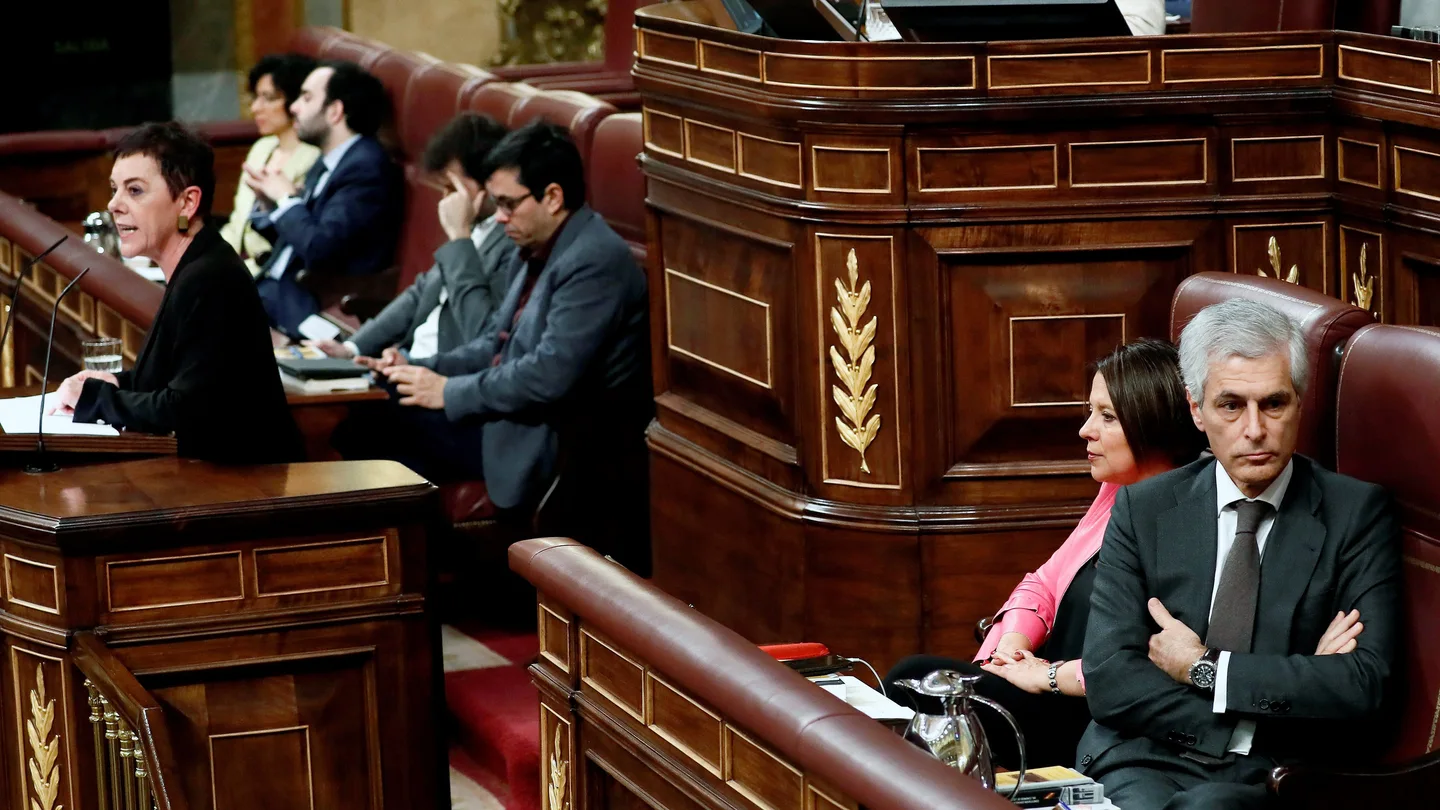 Adolfo Suárez Illana, de espaldas durante la intervención de Aizpurua (EH Bildu) Adolfo Suárez Illana, de espaldas durante la intervención de Aizpurua (EH Bildu)