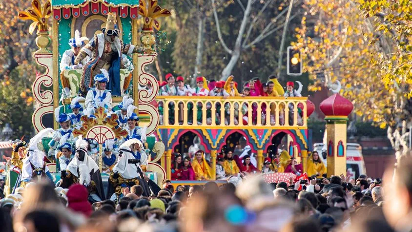 El rey Gaspar en su carroza durante la cabalgata de los Reyes Magos en Sevilla