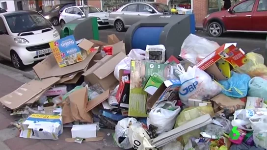 Basura rebosando en los contenedores Basura rebosando en los contenedores
