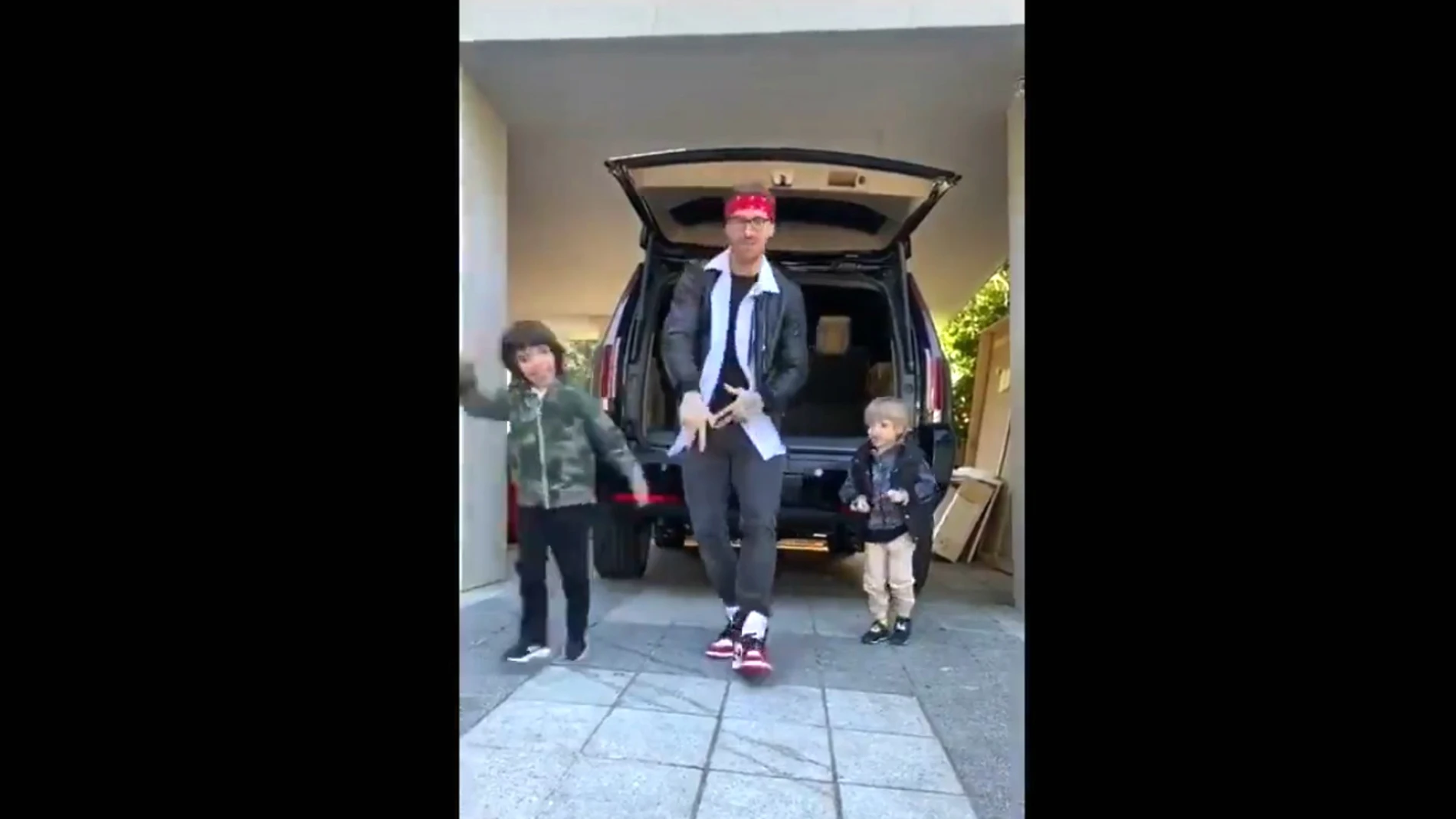 Sergio Ramos, bailando con sus dos hijos