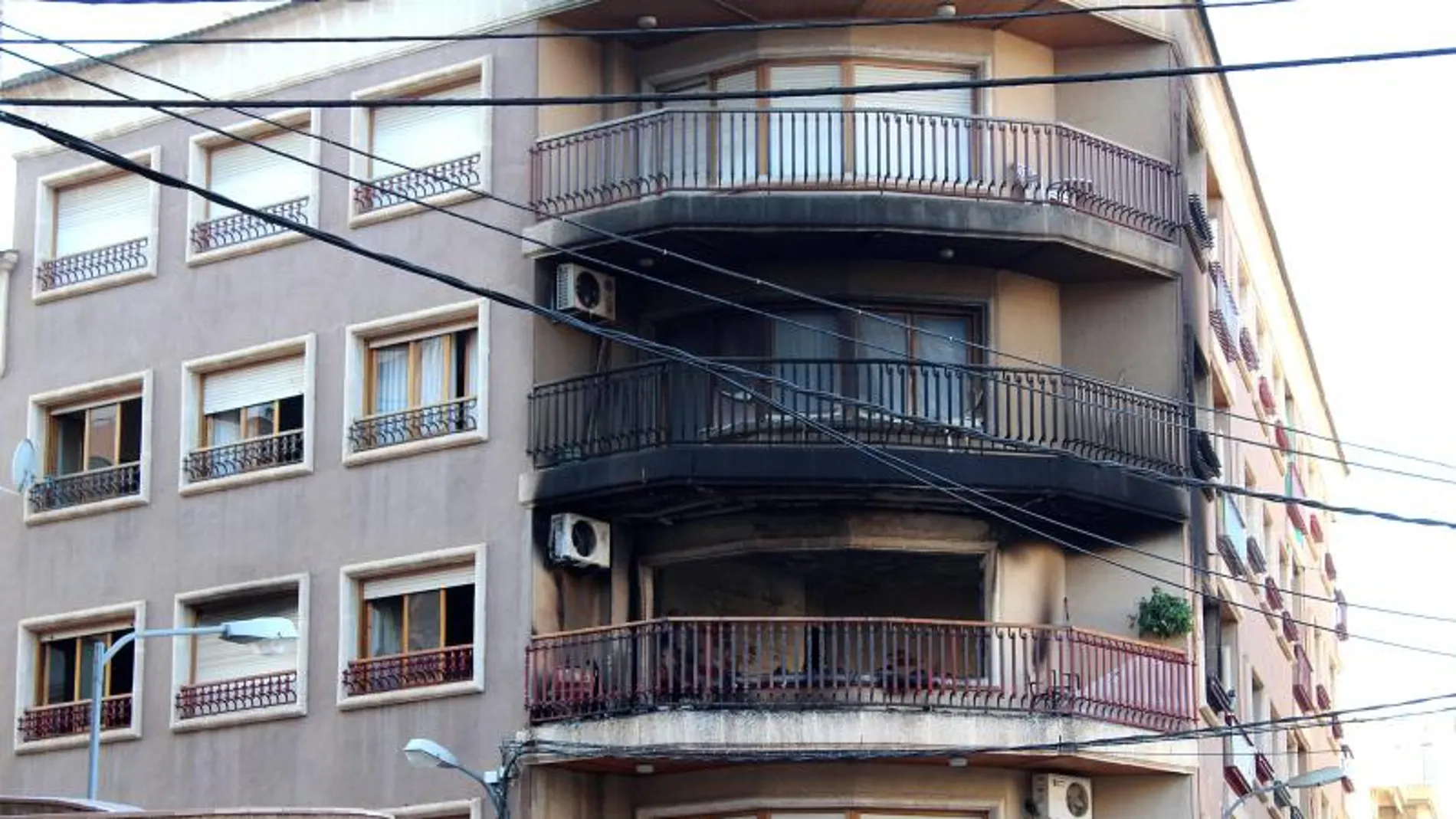 Vista de la vivienda en la que se ha registrado el incendio