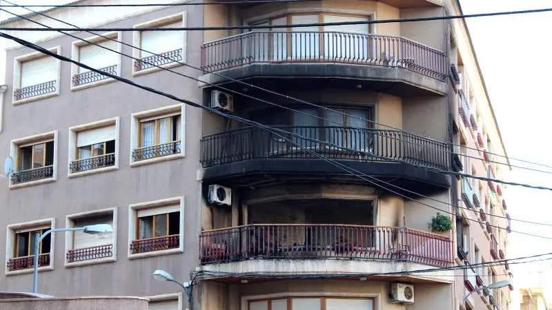 Vista de la vivienda en la que se ha registrado el incendio