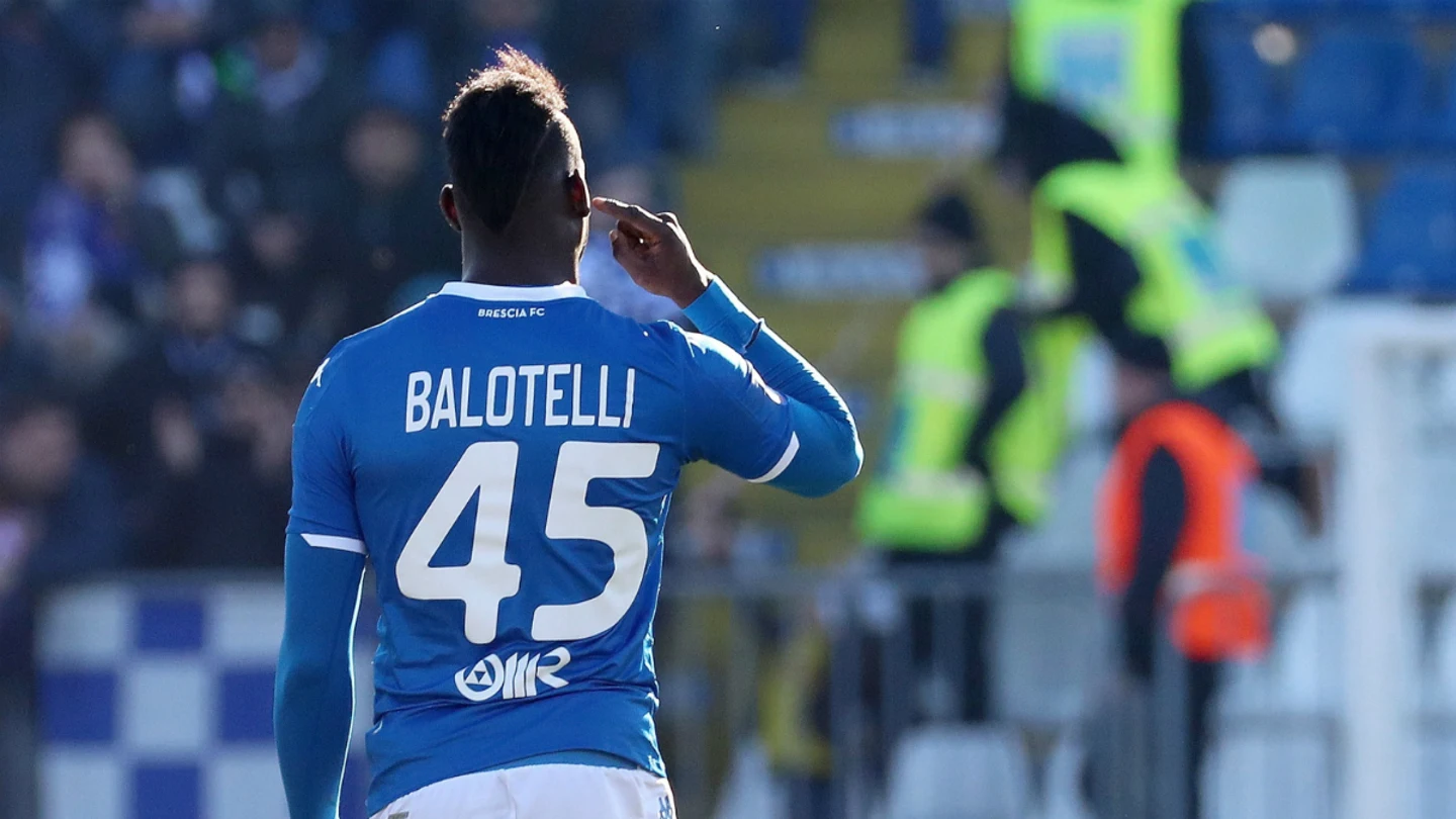 Mario Balotelli se lleva la mano al oído Mario Balotelli se lleva la mano al oído