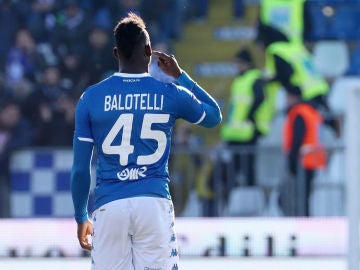 Mario Balotelli se lleva la mano al oído Mario Balotelli se lleva la mano al oído