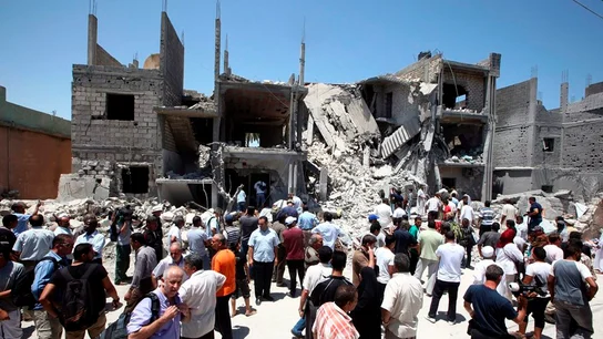 Vista de los escombros de varias casas que fueron destruidas durante un ataque aéreo en Trípoli, Libia. Vista de los escombros de varias casas que fueron destruidas durante un ataque aéreo en Trípoli, Libia.
