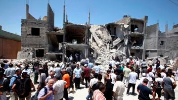 Vista de los escombros de varias casas que fueron destruidas durante un ataque aéreo en Trípoli, Libia.