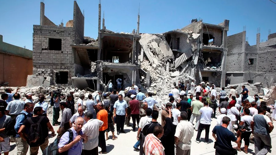 Vista de los escombros de varias casas que fueron destruidas durante un ataque aéreo en Trípoli, Libia.