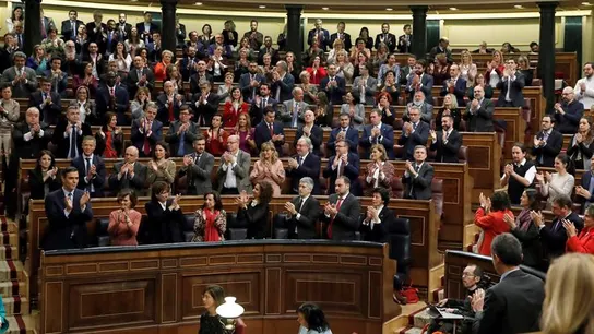 Pedro Sánchez recibe el aplauso de sus compañeros de partido Pedro Sánchez recibe el aplauso de sus compañeros de partido