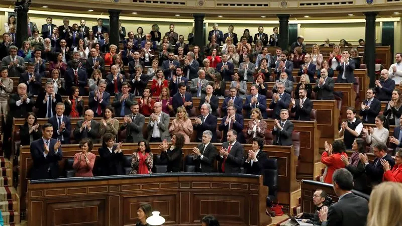 Pedro Sánchez recibe el aplauso de sus compañeros de partido