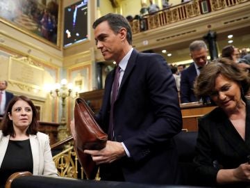 Pedro Sánchez, junto a su vicepresidenta Carmen Calvo (d) y la portavoz del PSOE, Adriana Lastra (i) Pedro Sánchez, junto a su vicepresidenta Carmen Calvo (d) y la portavoz del PSOE, Adriana Lastra (i)