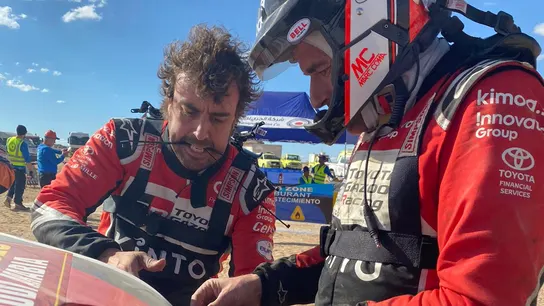 Fernando Alonso y Marc Coma tratan de reparar el Toyota Fernando Alonso y Marc Coma tratan de reparar el Toyota