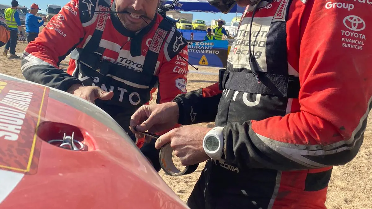 Fernando Alonso y Marc Coma tratan de reparar el Toyota