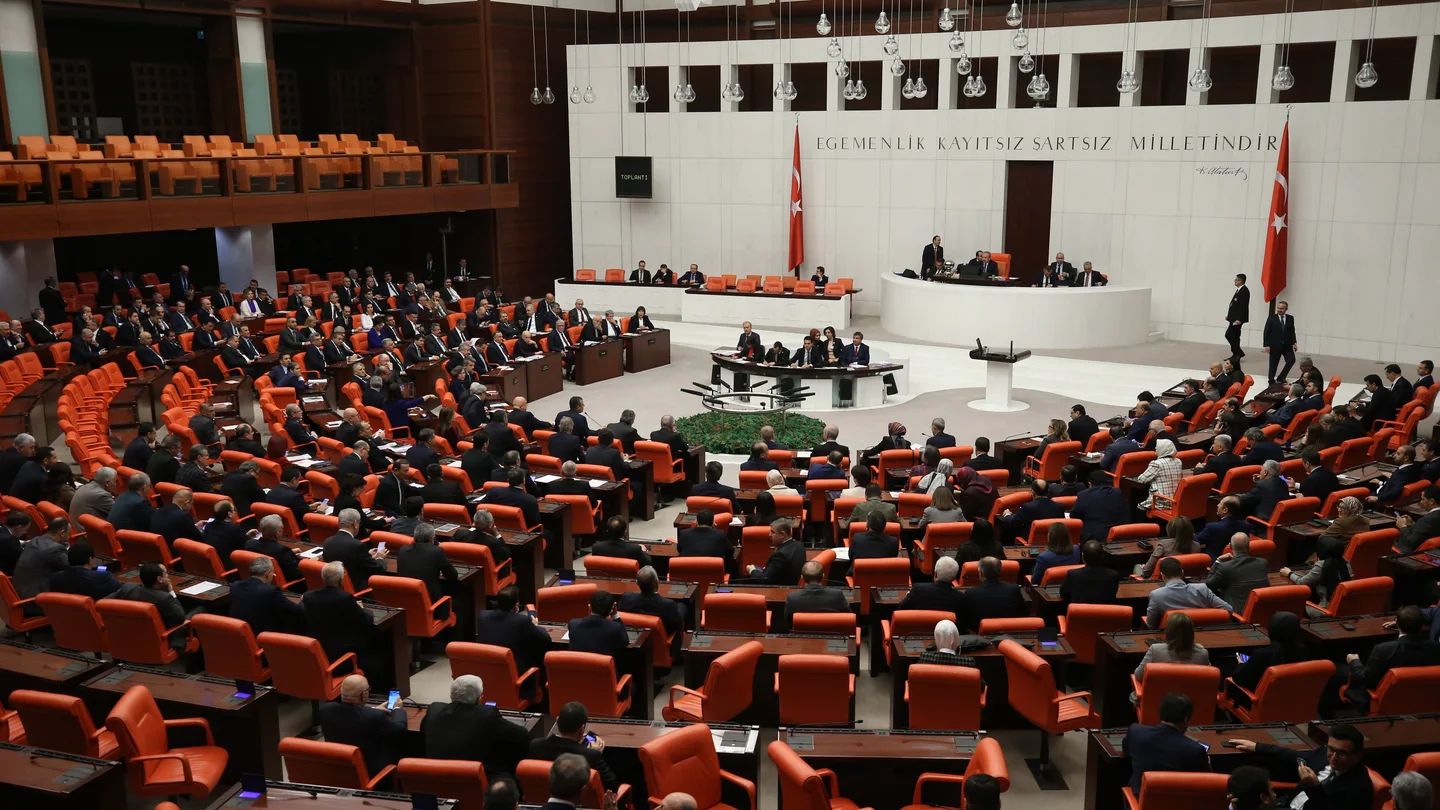 Miembros del parlamento turco asisten a una reunión extraordinaria en la Gran Asamblea Nacional de Turquía Miembros del parlamento turco asisten a una reunión extraordinaria en la Gran Asamblea Nacional de Turquía