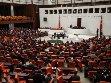 Miembros del parlamento turco asisten a una reunión extraordinaria en la Gran Asamblea Nacional de Turquía Miembros del parlamento turco asisten a una reunión extraordinaria en la Gran Asamblea Nacional de Turquía