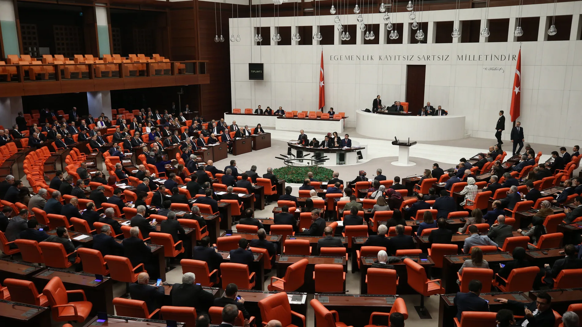Miembros del parlamento turco asisten a una reunión extraordinaria en la Gran Asamblea Nacional de Turquía