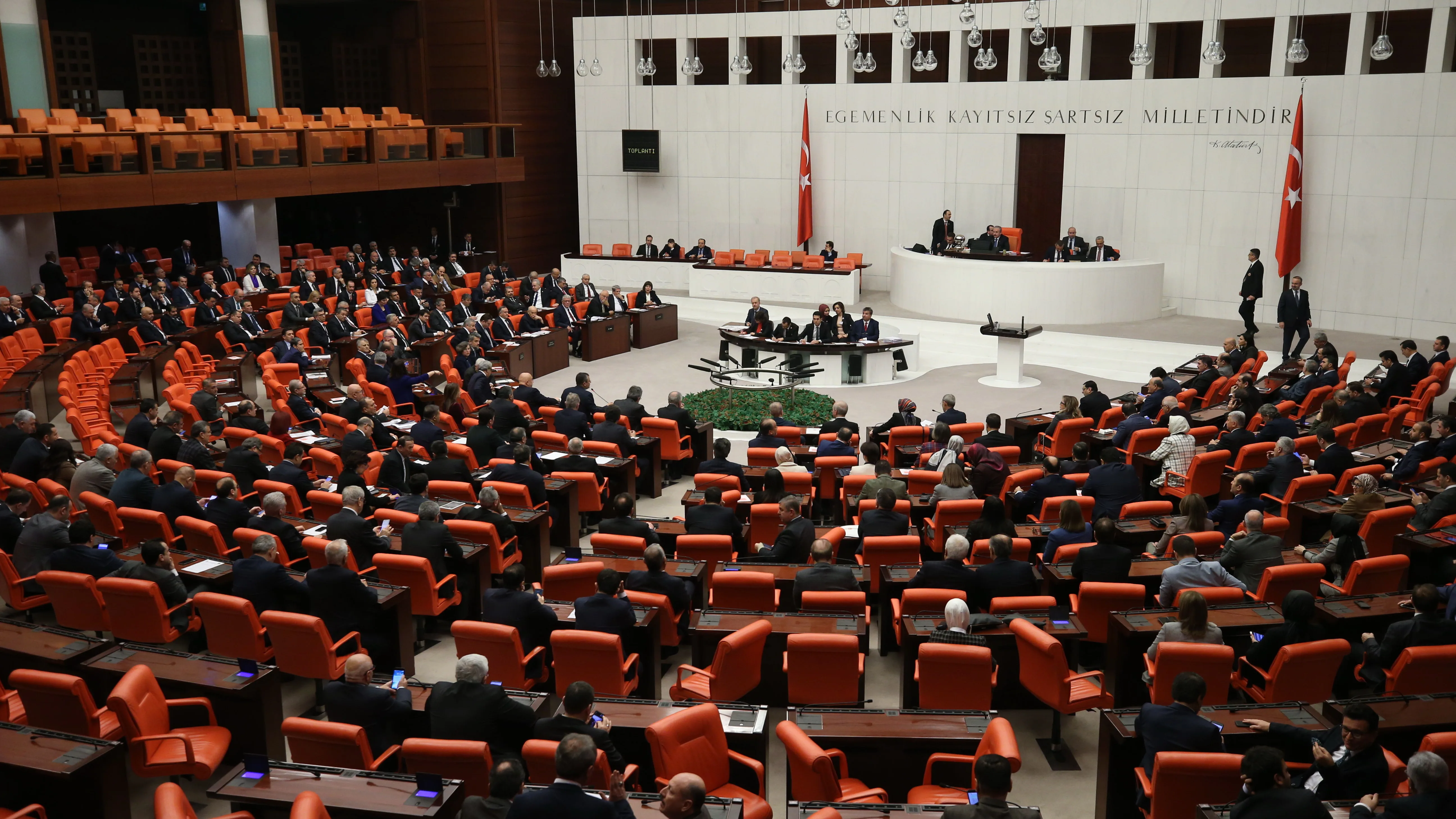 Miembros del parlamento turco asisten a una reunión extraordinaria en la Gran Asamblea Nacional de Turquía