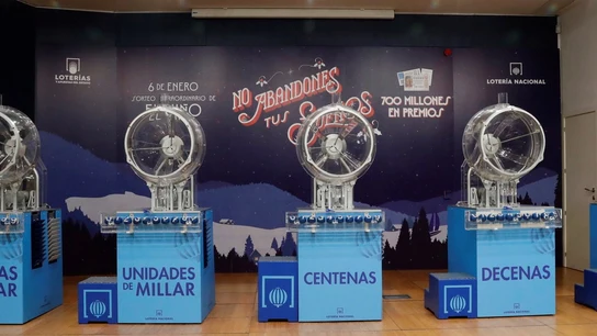 Los bombos preparados para el sorteo de la lotería de El Niño, que reparte 700 millones de euros. Los bombos preparados para el sorteo de la lotería de El Niño, que reparte 700 millones de euros.