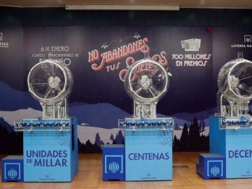 Los bombos preparados para el sorteo de la lotería de El Niño, que reparte 700 millones de euros. Los bombos preparados para el sorteo de la lotería de El Niño, que reparte 700 millones de euros.