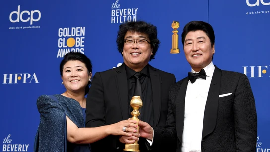 El director Bong Joon-ho posa con el galardón ante los medios El director Bong Joon-ho posa con el galardón ante los medios