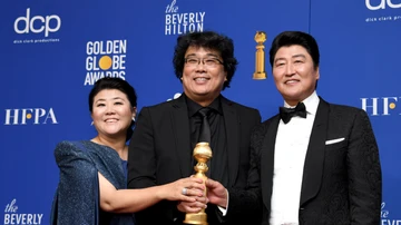 El director Bong Joon-ho posa con el galardón ante los medios