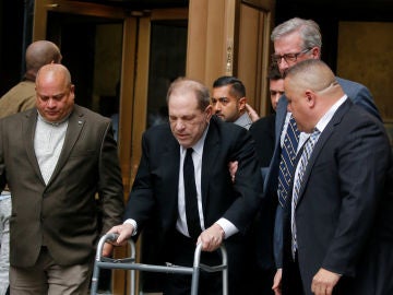 Harvey Weinstein llega a la corte ayudado de un andador Harvey Weinstein llega a la corte ayudado de un andador