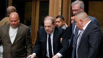 Harvey Weinstein llega a la corte ayudado de un andador