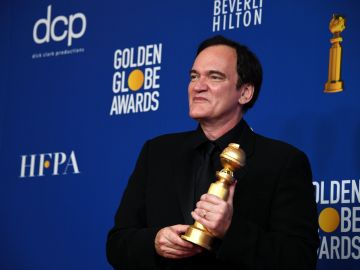El director Quentin Tarantino posa con su Globo de Oro El director Quentin Tarantino posa con su Globo de Oro