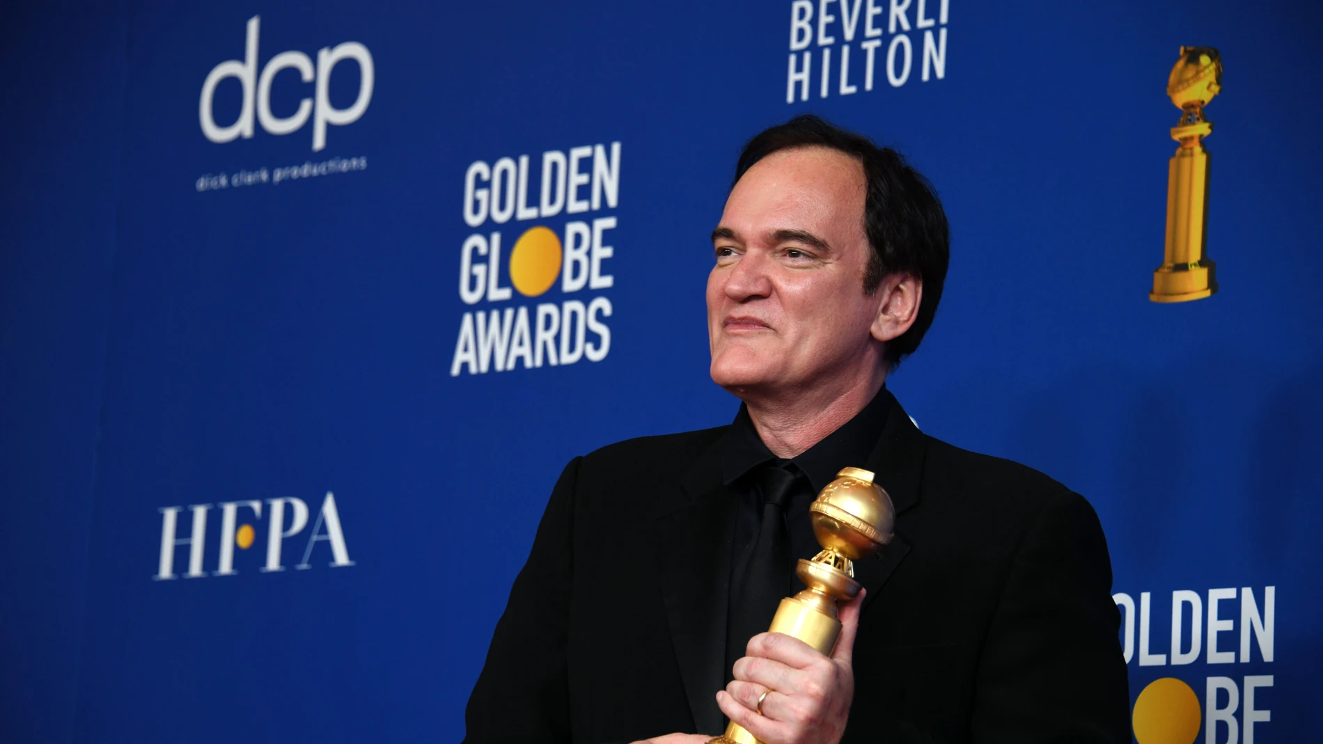 El director Quentin Tarantino posa con su Globo de Oro