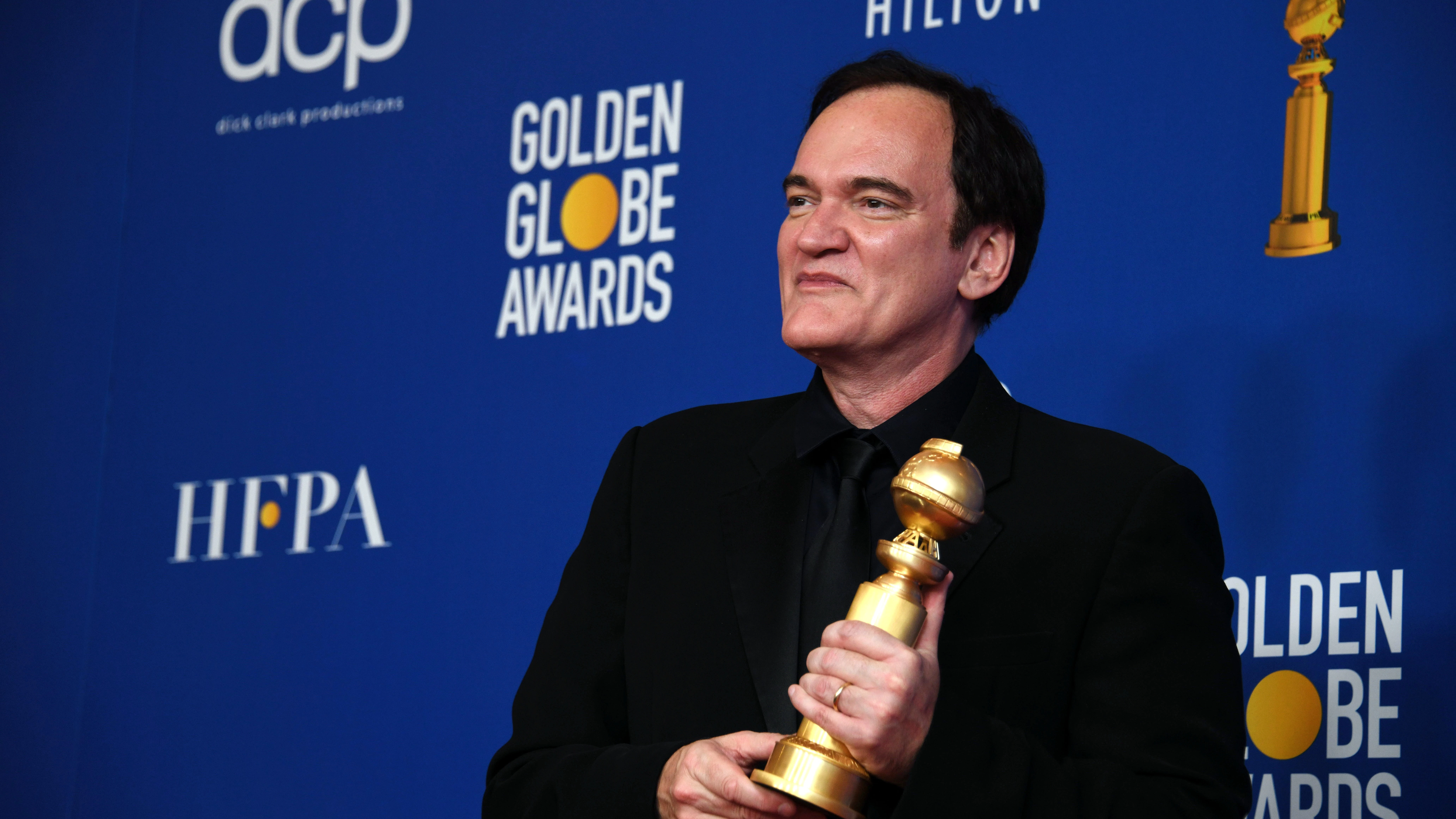 El director Quentin Tarantino posa con su Globo de Oro