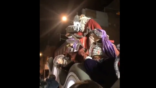 El Rey Melchor de Terrassa señala con el dedo a uno de los asistentes de la cabalgata. El Rey Melchor de Terrassa señala con el dedo a uno de los asistentes de la cabalgata.