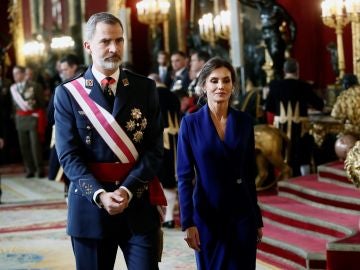 Los reyes abandona el Salón del Trono del Palacio Real Los reyes abandona el Salón del Trono del Palacio Real