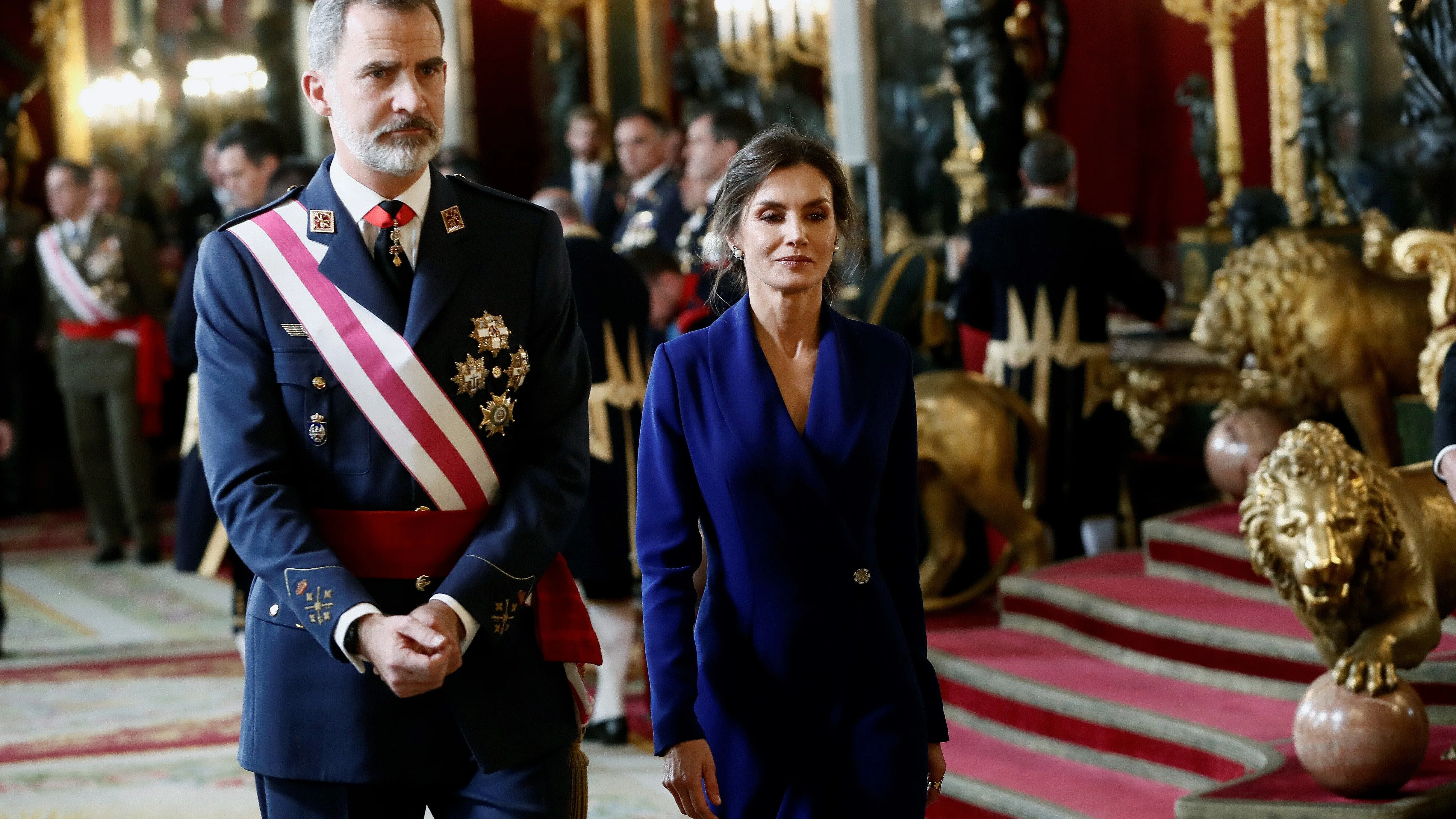 Los reyes abandona el Salón del Trono del Palacio Real