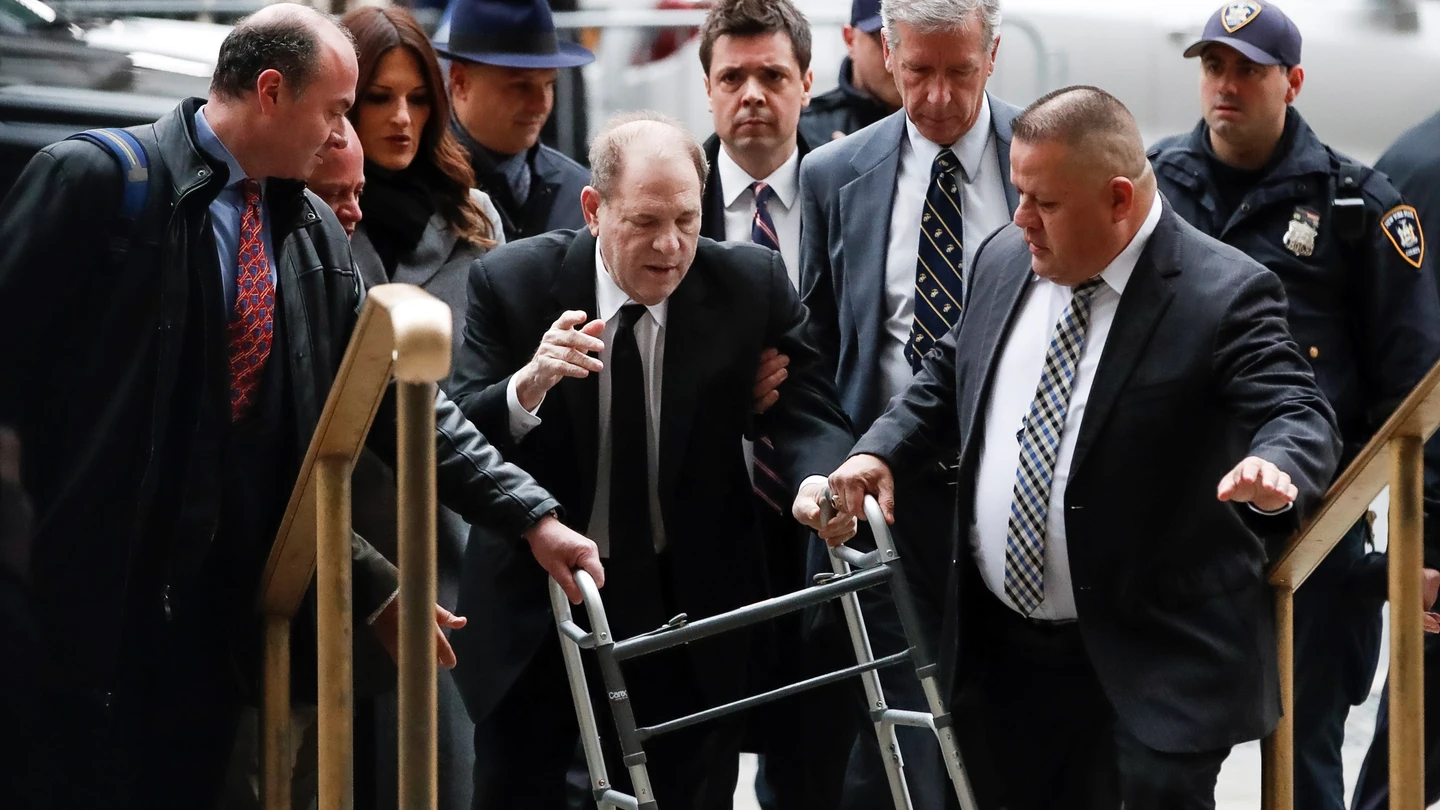 Weinstein llega a la corte para iniciar su juicio ante la protesta de feministas. Weinstein llega a la corte para iniciar su juicio ante la protesta de feministas.
