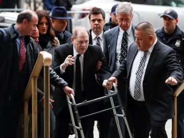 Weinstein llega a la corte para iniciar su juicio ante la protesta de feministas. Weinstein llega a la corte para iniciar su juicio ante la protesta de feministas.